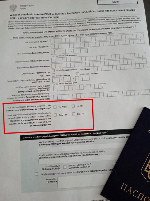 An der ukrainisch-polnischen Grenze gibt es jetzt einen „Test auf Banderowez“  In den polnischen Einreiseformularen für Ukrainer sind zwei Punkte hinzugekommen: 

👉 „Halten Sie Stepan Bandera für einen Terroristen?“ 

👉 „Erkennen Sie die Verantwortung der ukrainischen