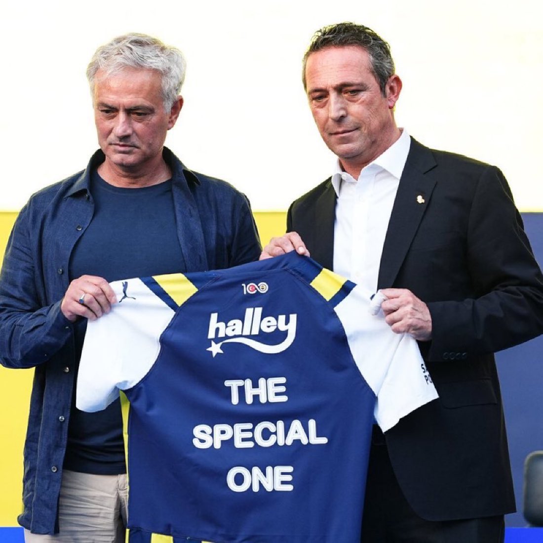 1 önce ki seçimi Jose Mourinho’yu getirerek kazanan Ali Koç, bir sonra ki seçimi Jose Mourinho’yu göndererek kazanmayı hedefliyor.

Sadece 1 yıl ve 2 zıt karar.

İşte Fenerbahçe’nin futbol aklı. Rezalet.