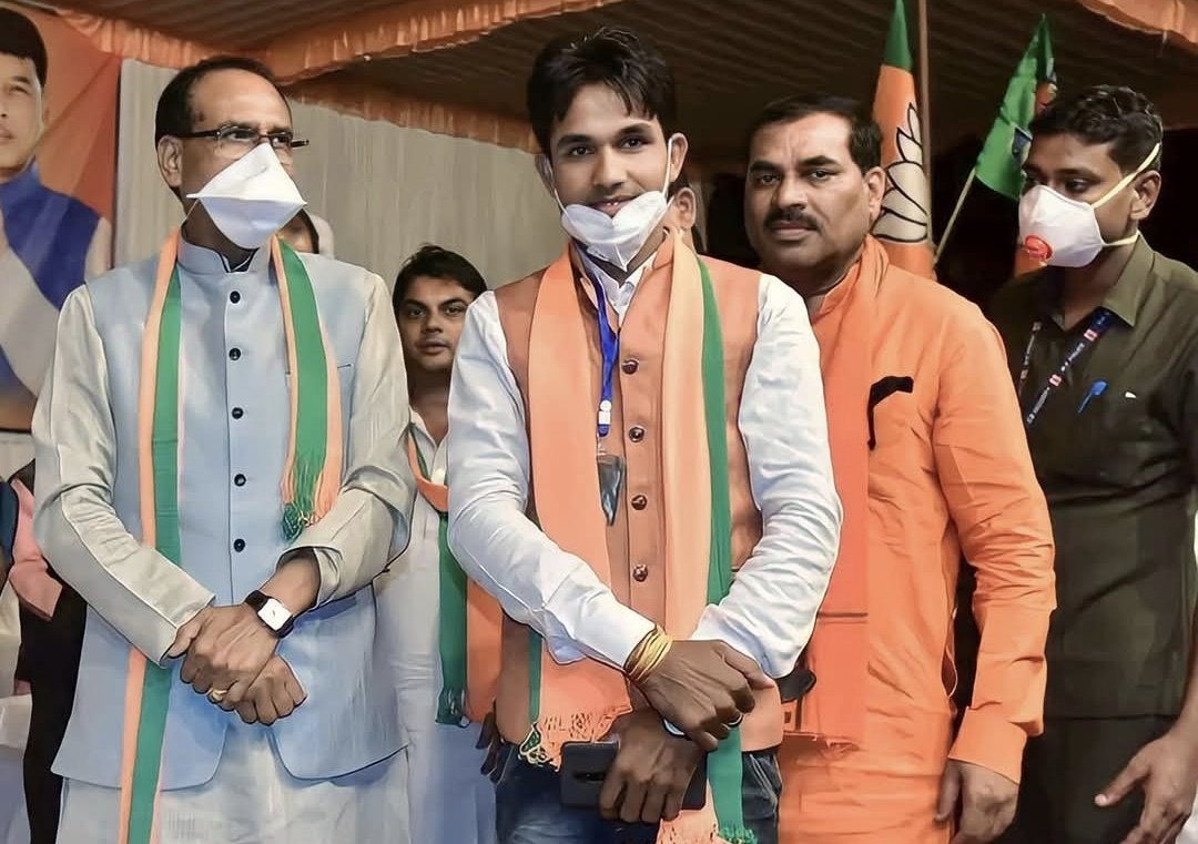 🚨SHOCKING

Mohammad Rizvi, the man who abused Narendra Modi ji with BJP leader Shivraj Singh Chouhan.

So now, BJP is sending its own workers on Congress stages to abuse Narendra Modi and his mother just to distract from #VoteChori. Unreal.