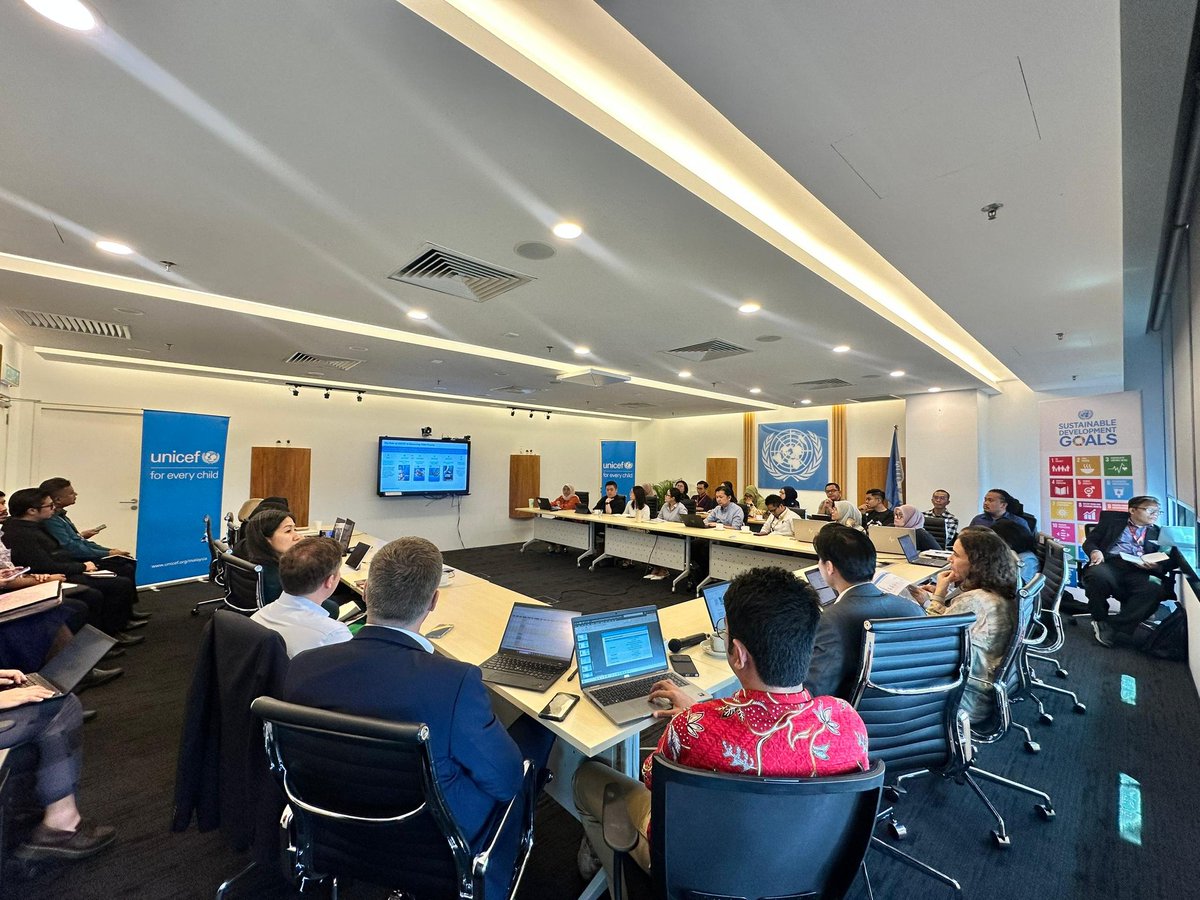 farqanimn's tweet photo. @myUNICEF Just days before my paternity break, @myUNICEF shared glimpses of Malaysia’s first child poverty findings in over a decade. The data is clear: poverty is higher among households with children — and current social policies aren’t closing the gap. Grateful for the strong turnout 🤗 https://t.co/V5gTvyKRZK