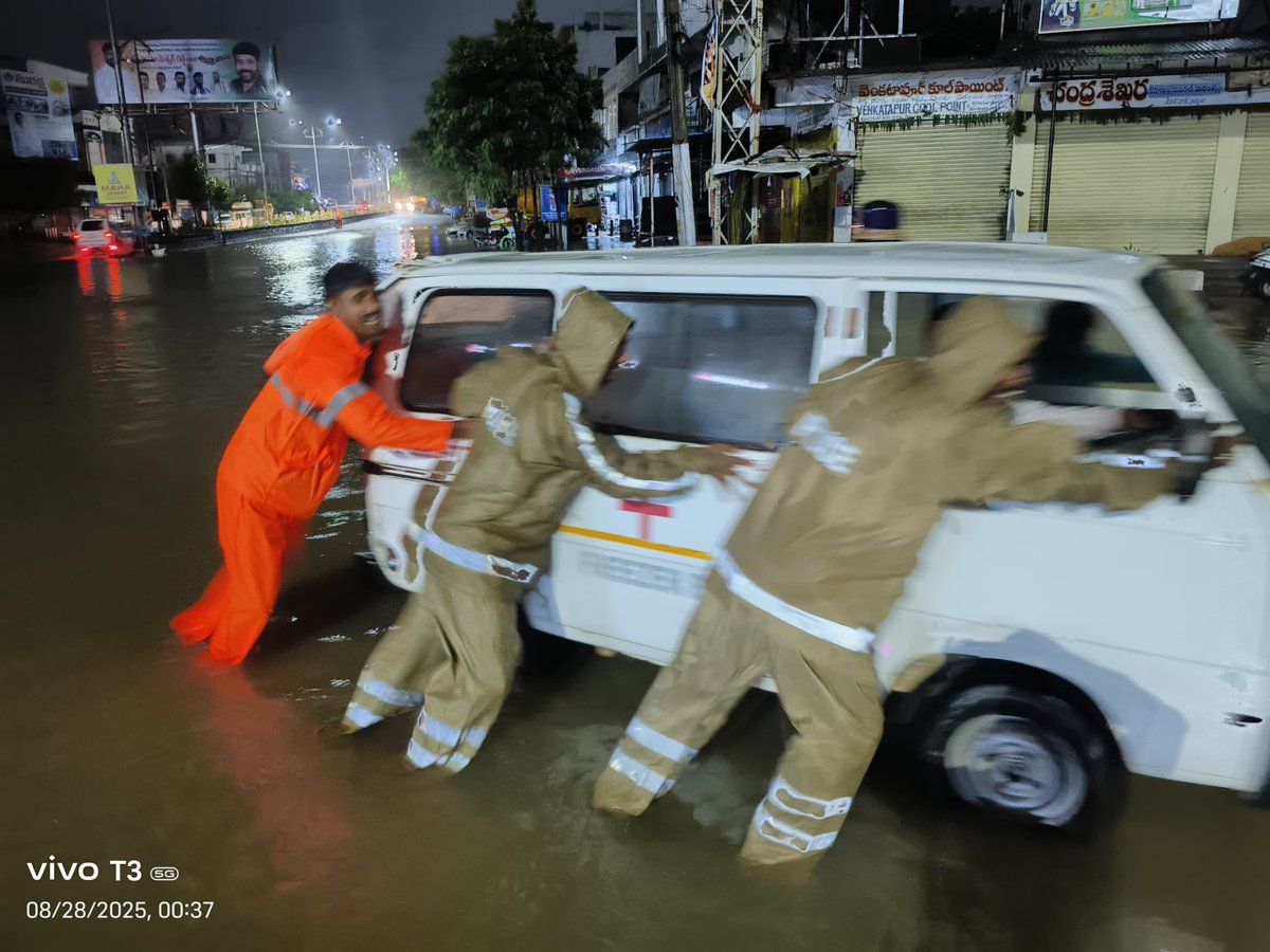 2NDBNTGSP's tweet photo. 2ND BN.TGSP SDRF personnel are performing Flood Rescue Operations at various places of Nirmal district. https://t.co/vFIsUOKGQ4