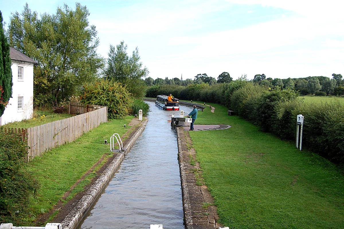 retired_tom's tweet photo. My photos from #August 2010
#CanalRiverTrust #OxfordCanal #NellBridge #Aynho #Lock #Bridge #Narrowboat #LockCottage #Reflections
#Canals & #Waterways can provide #Peace & #calm for your own #Wellbeing #Lifesbetterbywater #KeepCanalsAlive https://t.co/JH05M39QyK
