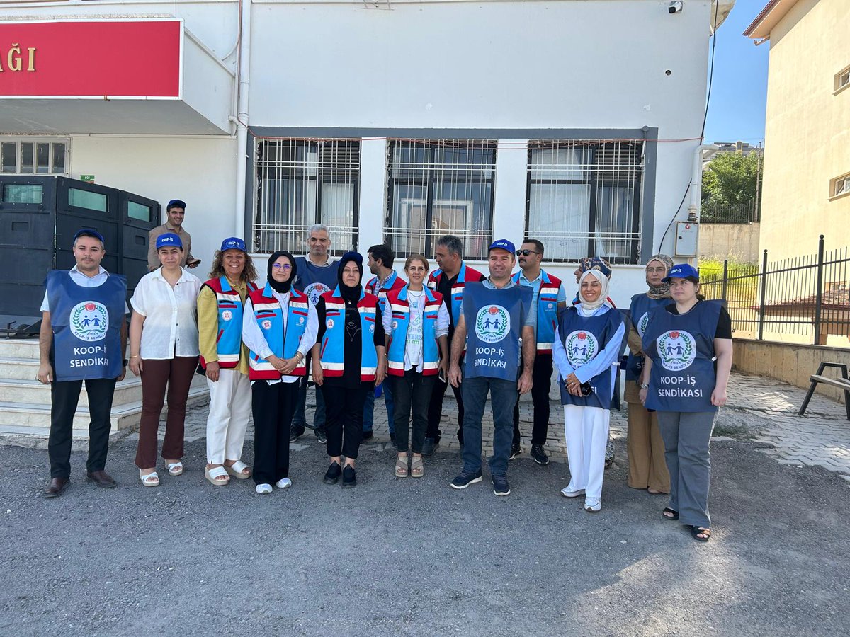 #SYDVBugünGrevde

<a href="/RTErdogan/">Recep Tayyip Erdoğan</a> <a href="/_cevdetyilmaz/">Cevdet Yılmaz</a> <a href="/MahinurOzdemir/">Mahinur Özdemir Göktaş</a> <a href="/memetsimsek/">Mehmet Simsek</a> <a href="/isikhanvedat/">Prof. Dr. Vedat Işıkhan</a> <a href="/tcailesosyal/">T.C. Aile ve Sosyal Hizmetler Bakanlığı</a> <a href="/ashb_sygm/">Sosyal Yardımlar Genel Müdürlüğü</a>  <a href="/csgbakanligi/">T.C. Çalışma ve Sosyal Güvenlik Bakanlığı</a> <a href="/nowhaber/">NOW HABER</a> <a href="/cnnturk/">CNN TÜRK</a> <a href="/ntv/">NTV</a> <a href="/Haberturk/">Habertürk</a> <a href="/Sedaakyz/">Seda Akyüz Taşdemir</a> <a href="/rojdaaltintas/">Rojda Altintaş</a> <a href="/ersoyakif1/">Mehmet Akif ERSOY</a> <a href="/gazetesozcu/">Sözcü</a>.  #SYDVGREVEGİDİYOR