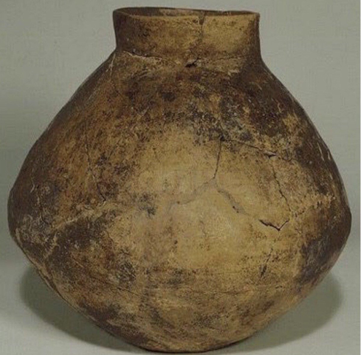 به بهانه ۲۸ آگوست #روز_جهانی_شراب_قرمز 

شراب در #ایران تاریخ ۷ هزار ساله دارد. 

تُنگ شراب متعلق به ۷ هزار سال پیش که در تپه حاجی فیروز نقده کشف شد.