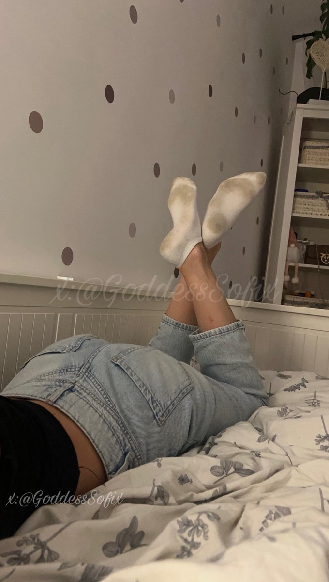 Każdy dzień zostawia na nich swój ślad.
Noszę je beztrosko, a dla ciebie każda plamka i zapach to skarb.
Kto wie… może  pozwolę komuś je mieć.🤤

Each day leaves its trace on them.
I wear them carelessly, while every mark and scent is a treasure for you.
Who knows… maybe one