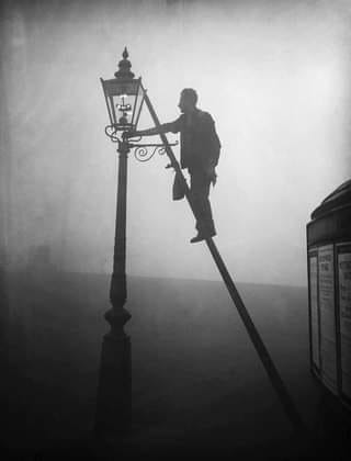 Woodward_SHE's tweet image. Historic #WorkAtHeight ~ A lamp lighter at work in London, 1935.