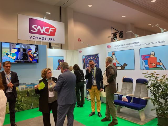 Steph_Dommange's tweet photo. Ouverture aujourd’hui de la 79ème édition de la @foiredechalons en #GrandEst ! Cette année encore le @GroupeSNCF sera au rendez-vous :

Espace grand public, venez échanger avec nos équipes du 29 au 31 août 👥 :
➡️ @SNCFVoyageurs vous apprend comment mieux vous approprier l’achat de billets à distance (sur le parvis d’honneur)
➡️ @SNCFReseau vous sensibilise aux risques ferroviaires existants aux abords des voies ferrées #RestonsVigilants (sur le parvis d’honneur)

Carrefour des Collectivités Territoriales les 29 et 30 août 🏛 :
➡️ @TERGrandEst (stand n°27) présentera ses innovations et engagements au service des territoires (projet GUIDE, service “Place Chiens guides”, service “Mon info trafic”, IA...). Ces temps forts seront complétés par la présence de l’association #OutilEnMain, @e2cfrance et par la signature de conventions et engagements au profit du territoire
➡️ @ConnectGares proposera un stand (stand n°20) dédié au projet « Place de la gare », pour imaginer ensemble des gares plus accueillantes et connectées au cœur des territoires

@Geodis_group sera également présent le 5 septembre prochain sur le village de la bioéconomie pour participer à la journée “Industrie Durable” ♻️

📍 autant de rendez-vous pour parler #mobilité, #innovation et #territoires en Grand Est

@ccsucy @EveSilberstein