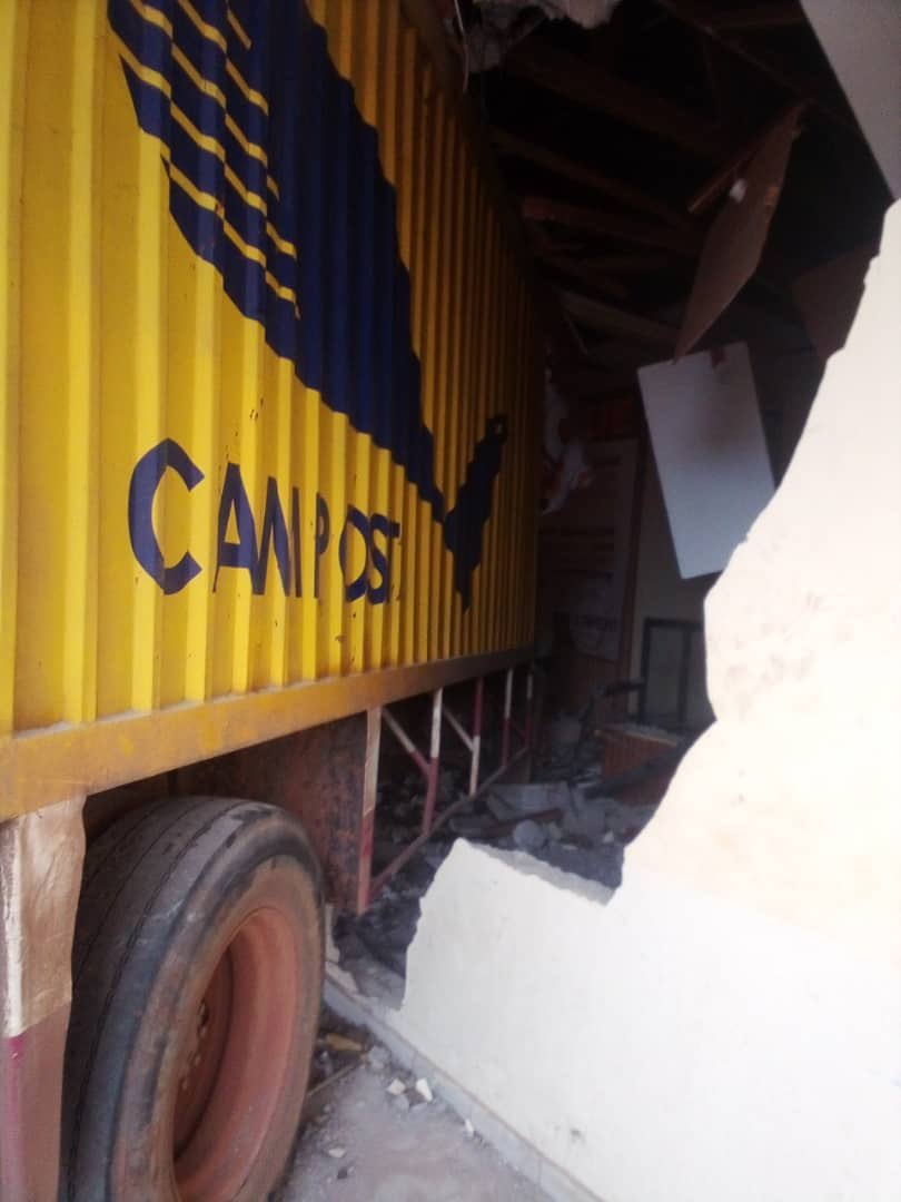 Hier à Okola centre, mon cousin va à la boulangerie acheter du pain. Un camion de la Campost dérape et vient les retrouver dans ladite boulangerie. Le mur tombe sur le personnel et les clients on parle d’une quinzaine de personnes. Le chauffeur fuit, la Campost garde silence. 😕