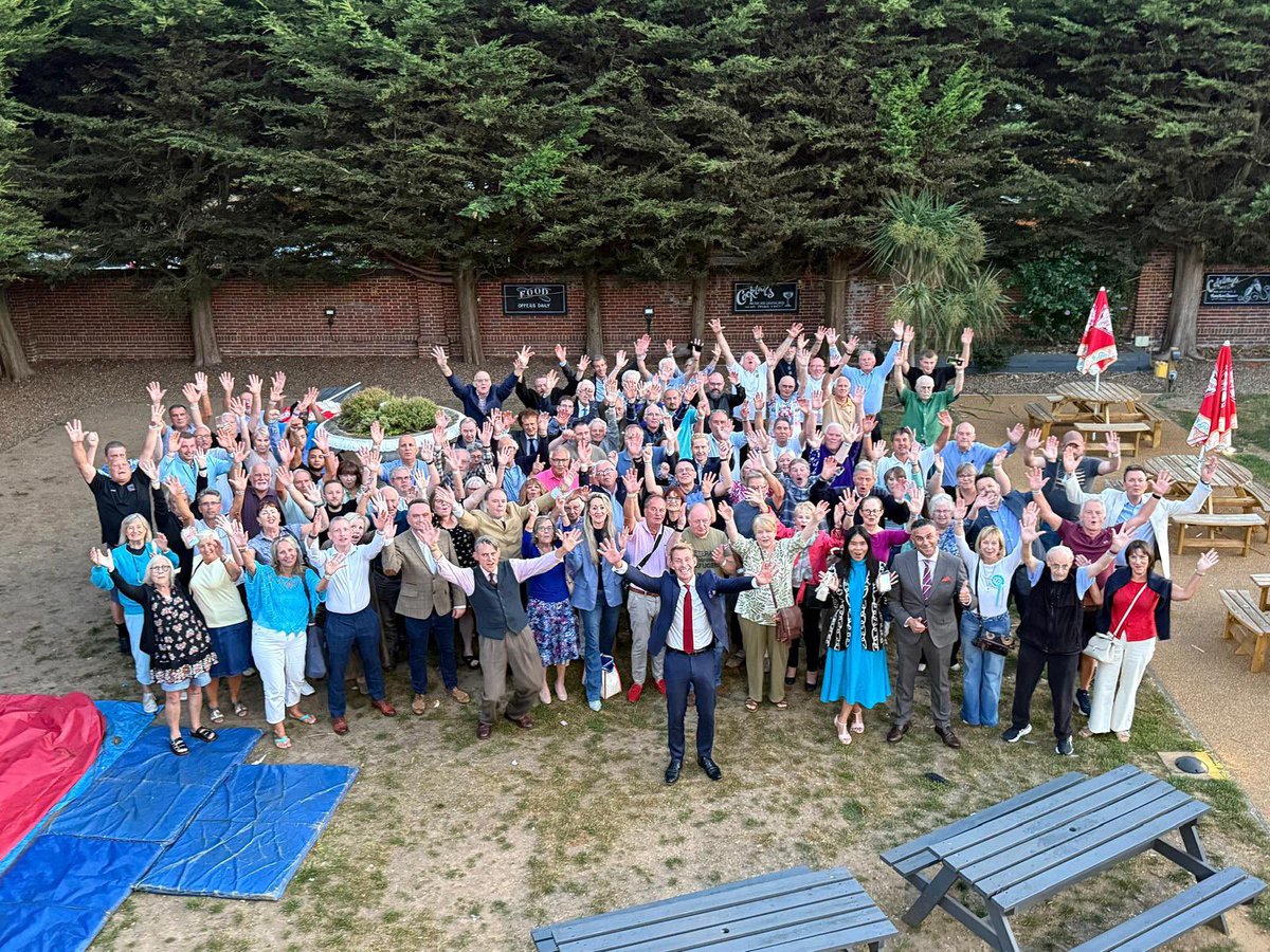 Meeting Dr David Bull last night. Handed him a book to give to Rachel from Accounts. Accurately named by <a href="/LeeAndersonMP_/">Lee Anderson MP</a> I can learn maths 5+. <a href="/reformparty_uk/">Reform UK</a> <a href="/susiebirch30/">Susan Birch</a> <a href="/drdavidbull/">Dr David Bull</a>