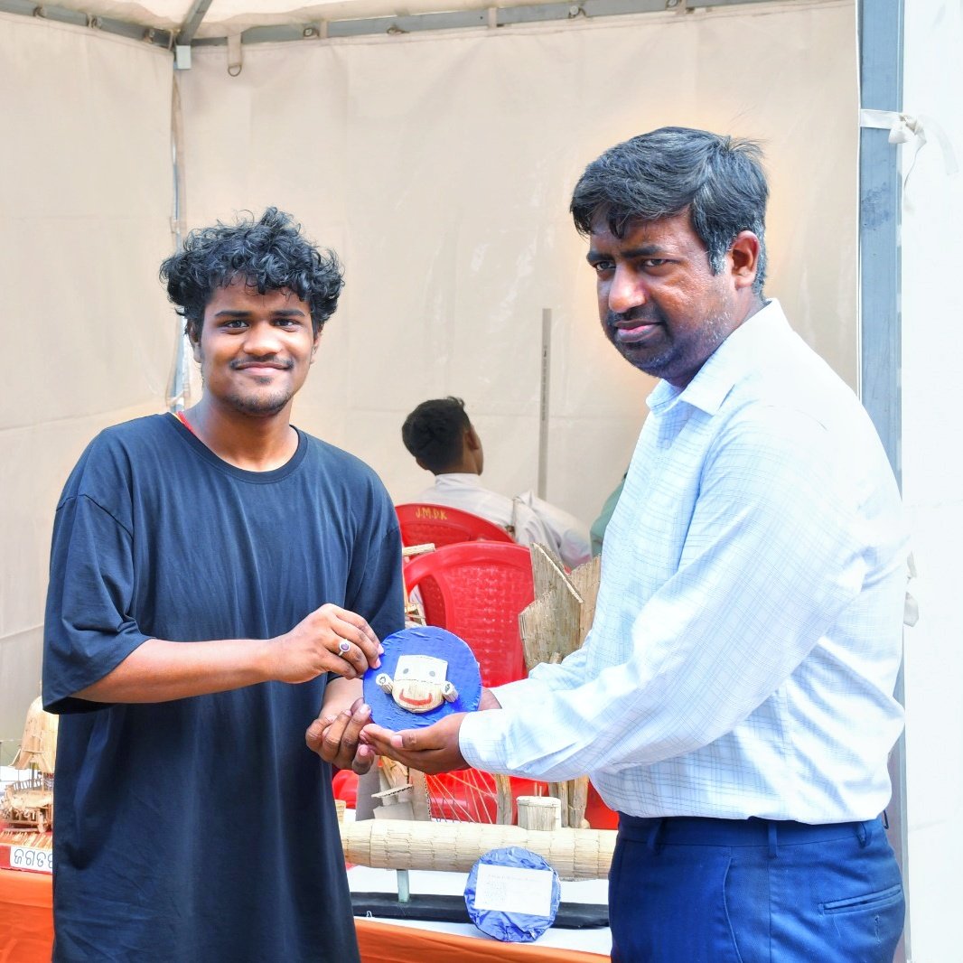 Saswat_r_sahoo's tweet image. 🌸✨ ପଥ ଉତ୍ସବ – ପୁରୀ ୨୦୨୫ ✨🌸
 ପଥ ଉତ୍ସବ କୁ ପୂର୍ବରୁ ଅନେକଥର ଦର୍ଶକ ଭାବରେ ଯୋଗଦେଇଥିଲି। କିନ୍ତୁ  ପ୍ରଥମଥର ପାଇଁ ଜଣେ ହସ୍ତକଳାକାର ଭାବେ ମୋର ଦିଆସିଲି କାଠି କଳାକୃତି ପ୍ରଦର୍ଶନ କରିବାର ସୁଯୋଗ ମିଳିଲା।
ଏହି ଅବସରରେ ପୁରୀ ଜିଲ୍ଲାପାଳ  ଦିବ୍ୟ ଜ୍ୟୋତି ପରିଡା ଙ୍କୁ ଶ୍ରୀଜଗନ୍ନାଥଙ୍କ ଖୁଦ୍ର ମୁଖ ପ୍ରତିକୃତି ପ୍ରଦାନ କରିଥିଲି