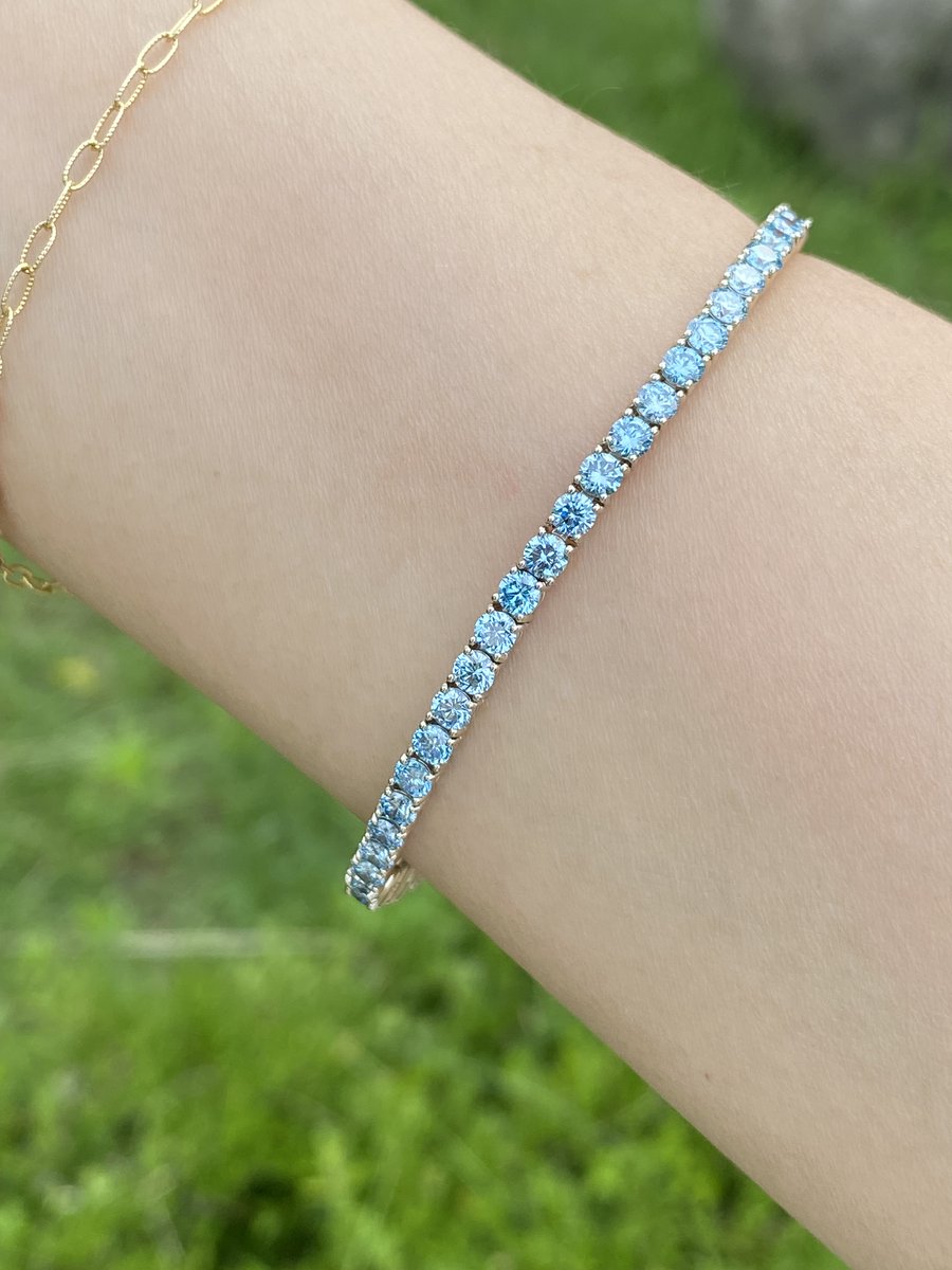 <유어마인주얼리-14K 블루 랩다이아 1부 테니스팔찌>
블루랩다이아 마지막 테니스팔찌 감 스톤이 입고되었습니다!
맑고 영롱하고 청량하고 꽉찬 블루빛 랩다이아몬드에요~
완성품은 판매완료되었고, 마지막 1피스 제작가능 스톤들있습니다~ 블로그로 문의주세요!
blog.naver.com/da_2890/223987…