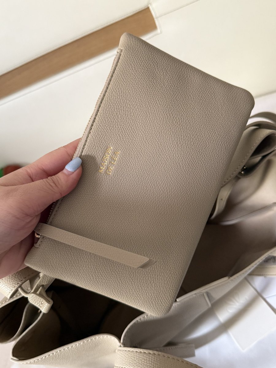 usedsstuff's tweet image. ✨ส่งต่อ✨ กระเป๋าจาก maisondelea.official 
✅ สีclayนะคะ สีแบบในภาพค่า
✅ มีถุงผ้า การ์ด **ไม่มีกล่อง**
.
‼️‼️1,700฿‼️‼️ ส่งฟรี!!
(shop2,690) ลดเยอะมากก ใหม่มากก
.
#ส่งต่อกระเป๋า #atreasurebox #กระเป๋า #กระเป๋ามือสอง #กระเป๋าสะพาย #standoilส่งต่อ #knackbag #kappabkk