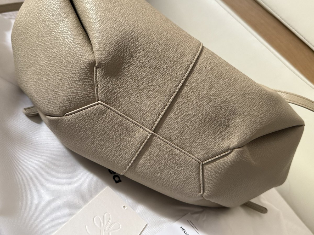 usedsstuff's tweet image. ✨ส่งต่อ✨ กระเป๋าจาก maisondelea.official 
✅ สีclayนะคะ สีแบบในภาพค่า
✅ มีถุงผ้า การ์ด **ไม่มีกล่อง**
.
‼️‼️1,700฿‼️‼️ ส่งฟรี!!
(shop2,690) ลดเยอะมากก ใหม่มากก
.
#ส่งต่อกระเป๋า #atreasurebox #กระเป๋า #กระเป๋ามือสอง #กระเป๋าสะพาย #standoilส่งต่อ #knackbag #kappabkk