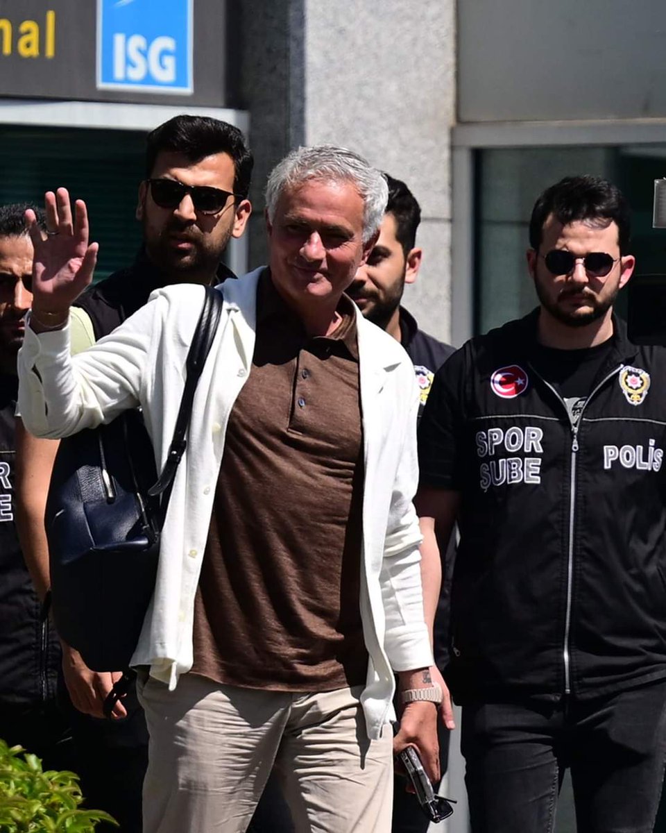 gideon398's tweet image. Fenerbahce have parted ways with Jose Mourinho following their #UCL Playoff loss to Benfica.