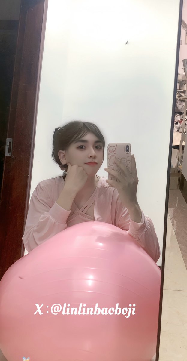 没有人陪，那就只能和镜子里的自己过一天💞 
没有人贴贴就和粉色的一切贴贴🎀 ，七夕快乐呀✨

#健身博主 #男娘 #可爱男孩子 #女装 #瑜伽裤