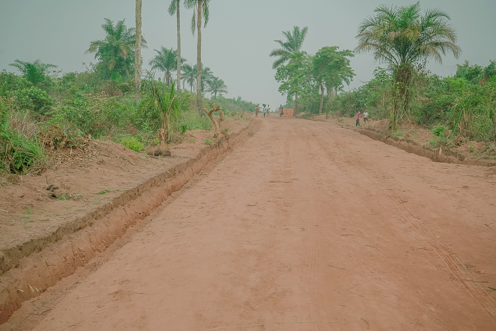 À 𝐍𝐝𝐣𝐨𝐤𝐨 𝐌𝐩𝐮𝐧𝐝𝐚 (Kasaï), des routes rurales réhabilitées via le programme #Tuyakumpala financé par les <a href="/USAenFrancais/">USA en Français</a> . En échange d'une aide alimentaire (#FoodForWork). Résultat ? Des entités désenclavées et l'économie locale relancée. #DéveloppementRural #MercyCorps