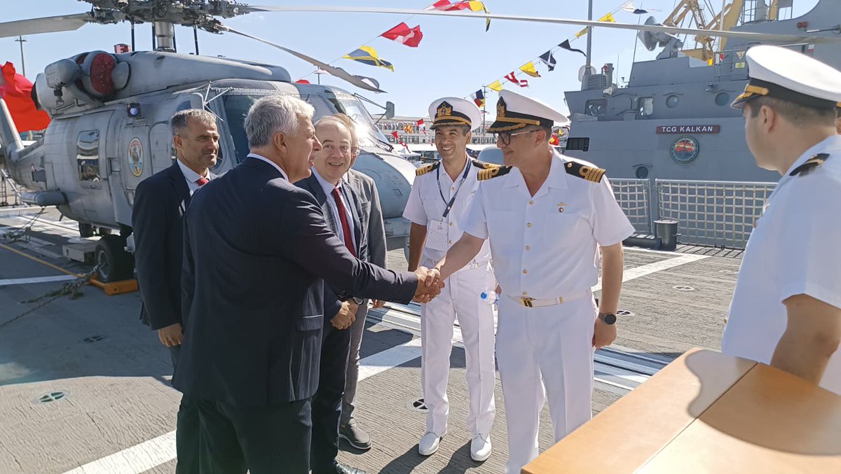 turksat's tweet photo. Türksat Yönetim Kurulu Başkanı Prof. Dr. Kemal Yüksek, Cumhurbaşkanı Recep Tayyip Erdoğan’ın teşrifleriyle başlayan TEKNOFEST Mavi Vatan’a katıldı.🌊

Prof. Dr. Yüksek, program kapsamında “Osmanlı’dan Günümüze Denizcilik ve Savunma” başlıklı konferansa iştirak ederken, fuar alanında sergilenen yerli ve millî ürünleri de inceleyerek, askerî yetkililerle görüş alışverişinde bulundu.🤝🏻

🔗https://t.co/4MWIPsKhvB

#TürksatHerYerde
#TeknofestMaviVatan