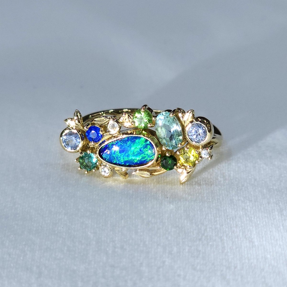 손님께서 구매&amp;배치해오신 파라이바 오팔 하우윈 사파이어등 스톤대로
나뭇잎 자연느낌 따라 제작해드렸습니다!!
너무귀여워요