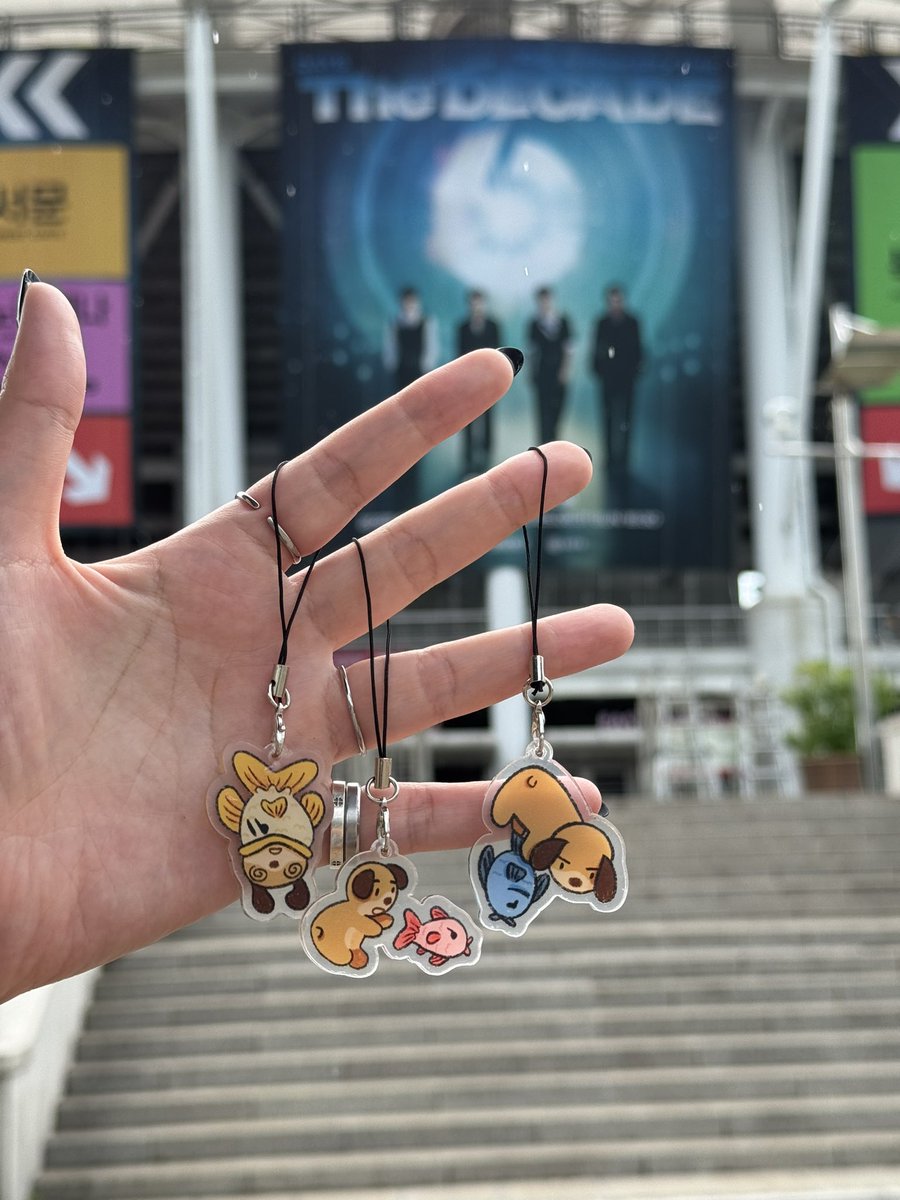 DAY6 10TH ANNIVERSARY
< THE DECADE > 나눔 🍀

🎁 나눔 품목: 돈 휴대폰 장식 / 데니멀즈 빵 클립 장식

⋆˚✿˖° 날짜: 8/30(토) - 8/31(일)
⋆˚✿˖° 수량: 양일 각 50개 (디자인 랜덤)
⋆˚✿˖° 장소 및 시간 : 당일 타래 공지

RT 부탁드립니다 ✨

#DAY6 #데이식스