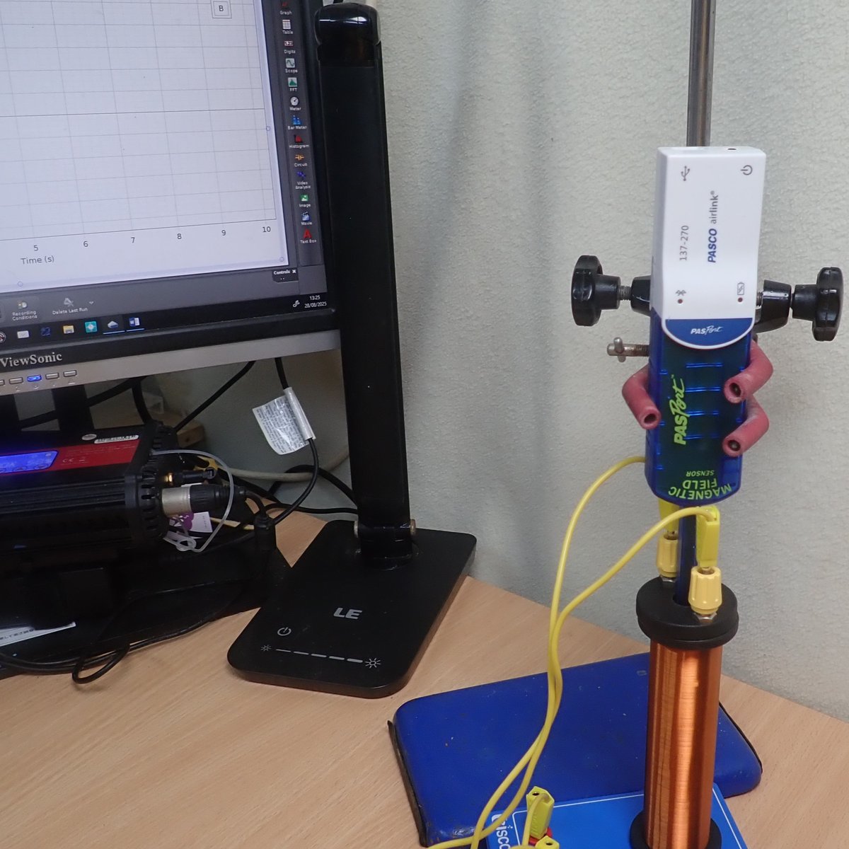 PhilipMRussell1's tweet image. 2D or 3D magnetic field sensors?
We reviewed @pascoscientific classroom-ready tools and put them to the test.
From mapping bar magnets to modelling real 3D fields—here’s what works best where. philipmrussell.blogspot.com/2025/08/pasco-…
#PhysicsTeaching #PASCO #STEMed #Magnetism #PhilipMRussellLtd