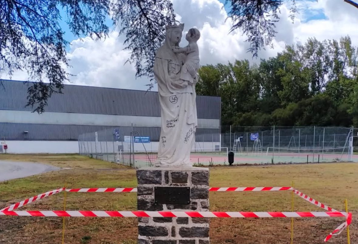 🚨🇫🇷 𝗔𝗟𝗘𝗥𝗧𝗘 𝗜𝗡𝗙𝗢 — Un nouvel acte ANTICHRÉTIEN a été commis à Machecoul-Saint-Même, en Loire-Atlantique. La statue de la Vierge portant l’Enfant Jésus dans ses bras a été PROFANÉE.

Des références nazies, dont des croix gammées, une moustache et de nombreuses