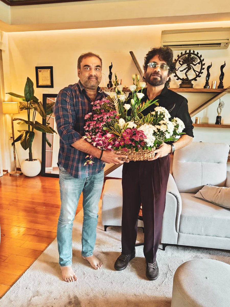 SS_Screens's tweet photo. Our producers @srinivasaaoffl garu and #Pavankumar garu extended the Birthday wishes to Supremo KING @iamnagarjuna garu by meeting at his residence🎉❤️
Wishing Happy Birthday to the Finest & Versatile Actor #AkkineniNagarjuna garu!💥
#HBDKingNagarjuna @SS_Screens https://t.co/WsLpa3tciV