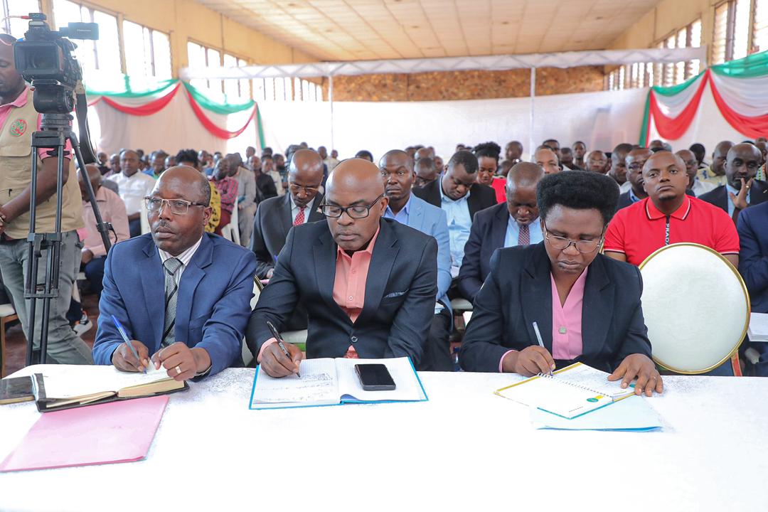 #Burundi,avantages colossaux accordés aux investisseurs privés dans les secteurs agricole et d'élevage,annonce faite aujourd'hui lors d'une réunion d'échange et d'information tenue par SE le 1er Ministre,<a href="/NtahontuyeN/">NTAHONTUYE Nestor</a> à l'intention de ces derniers et des banquiers à #Gitaga.