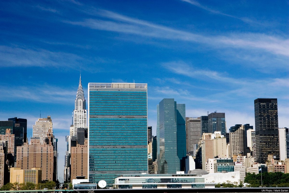 L’ONU est le seul forum où toutes les nations du monde se réunissent pour discuter des défis communs &amp; trouver des solutions partagées qui profitent à l'ensemble de l'humanité.

Plus sur nos efforts pour faire avancer la paix et les droits humains. un.org/fr/essential-un