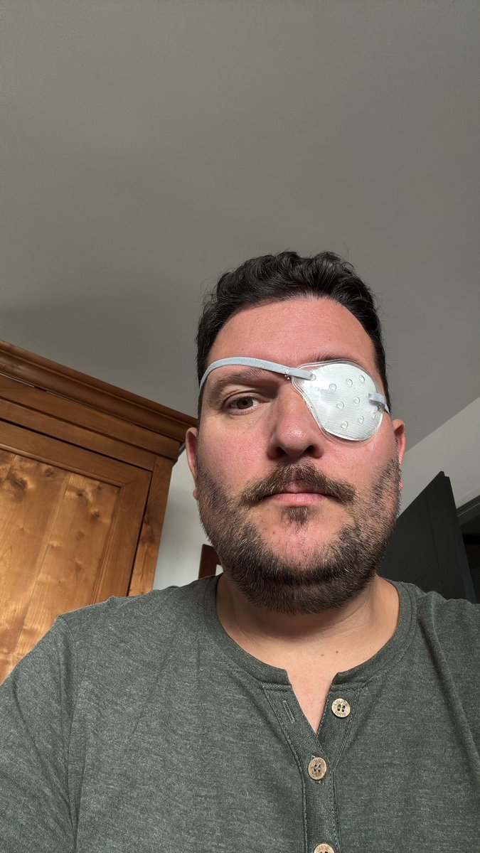 pascal_ccbb's tweet image. Les nouvelles sont mitigées j’ai encore une « fuite » à l’œil je serais lundi prochain si faut de nouveau une opération … côté vue de prêt ça peut aller de loin je vois très très flou le doc a dit que je retrouverais jamais ma vie pleine, peut être du 8/10 avec correction ça…