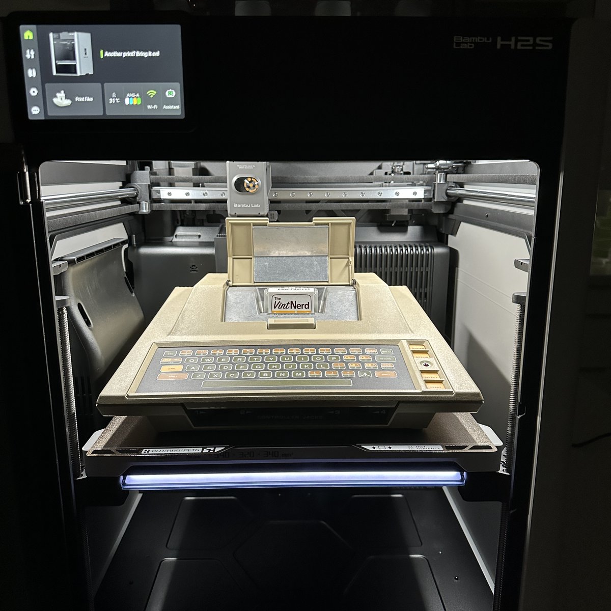 thevintnerd's tweet image. If It Fits, It Prints 🤓
#Bambu #BambuLab #H2S #Atari #Atari8Bit #Atari400 #3DPrinting #VintageComputing #RetroComputers #RetroGaming #WallOfRetro #NerdsOfVintage #HappyNerding #TheVintNerd