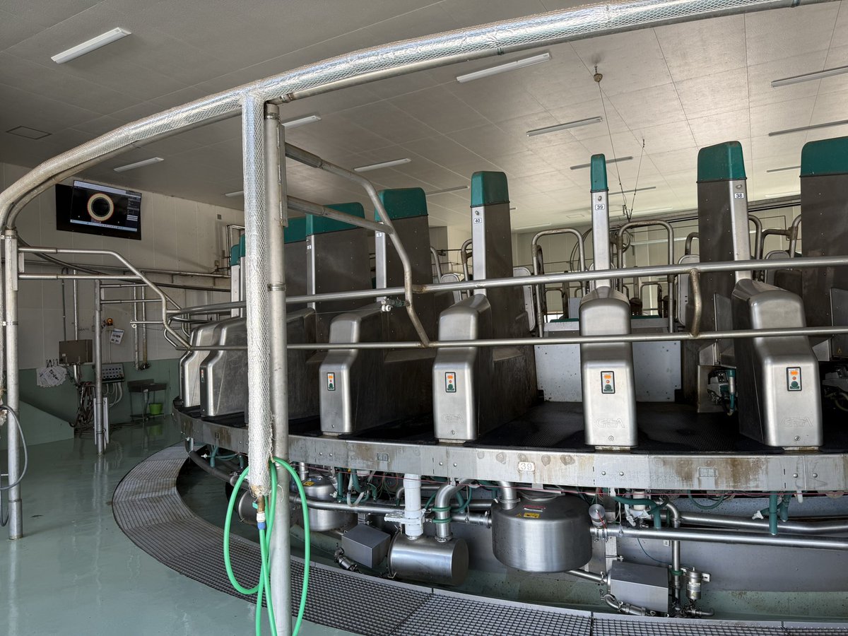 とても綺麗なパーラー！！
食品を扱う搾乳パーラーはこうあるべきですね！