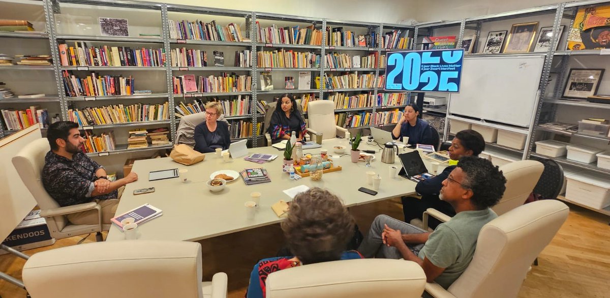 Op uitnodiging van <a href="/NLWordtBeter/">NL Wordt Beter</a> en <a href="/CntrleAltDlt/">Controle Alt Delete</a>
bezocht een delegatie van de staatscommissie gisteren de <a href="/ArchivesBlack/">TheBlackArchives</a> in Amsterdam. We spraken onder meer over de rol van maatschappelijke organisaties in de strijd tegen #racisme en #uitsluiting en de kracht van samenwerking.