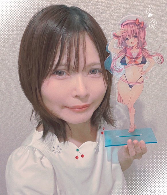 〖 コミックキューン10周年記念ストア in ゲーマーズ 〗 特大アクリルフィギュアの大きさはこんな感じです