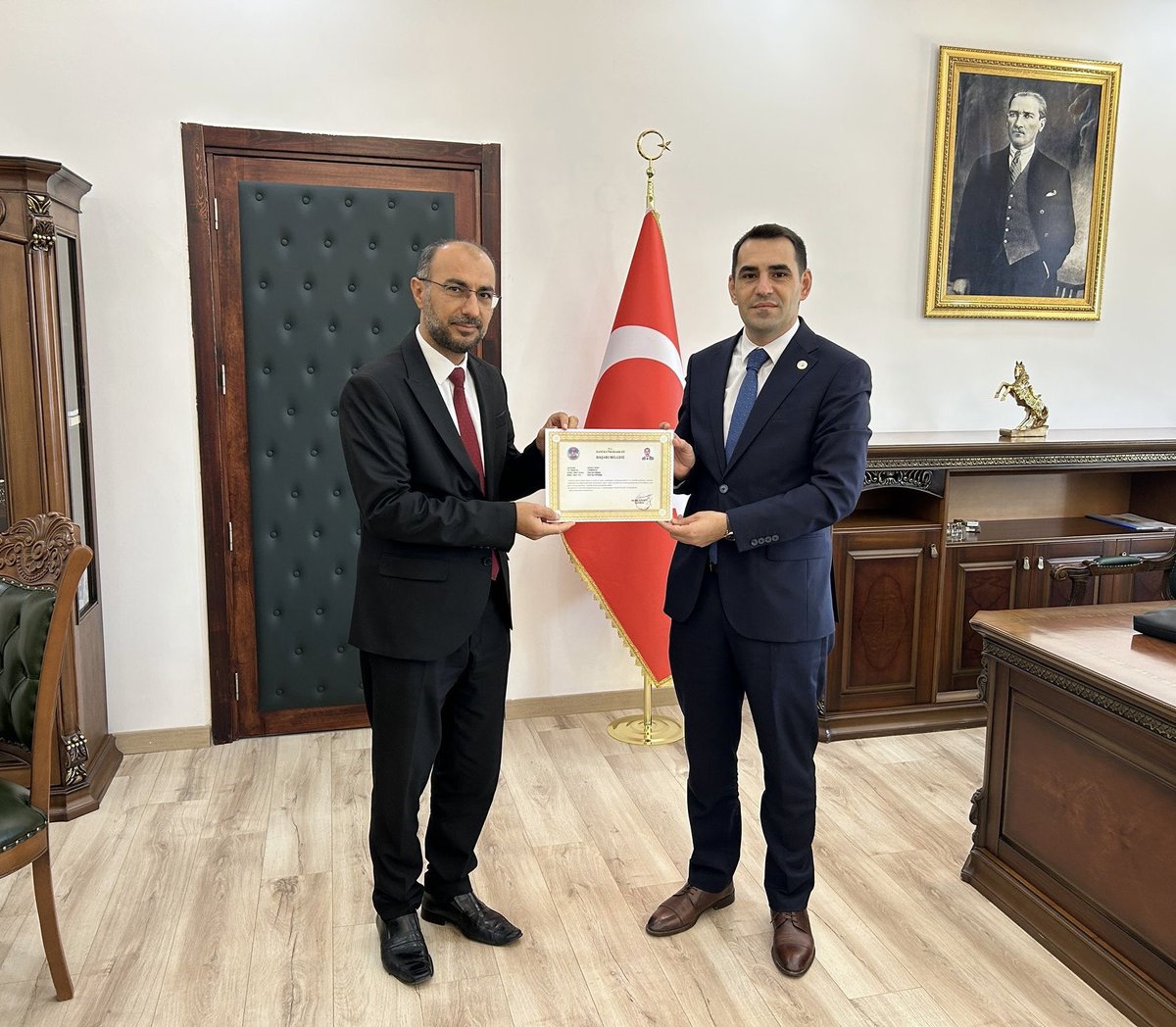 Hani ilçe Müftüsü olarak görev yapmakta iken Diyarbakır İl Müftü Yardımcısı olarak atanan İlçe Müftüsü Murat EREN Kaymakamımız Sayın Mevlana KÜRKCÜ’ye veda ziyaretinde bulundu. Kaymakamımız Sayın Mevlana KÜRKCÜ ilçe müftümüze ilçemizde gösterdiği çalışmalarından dolayı  teşekkür