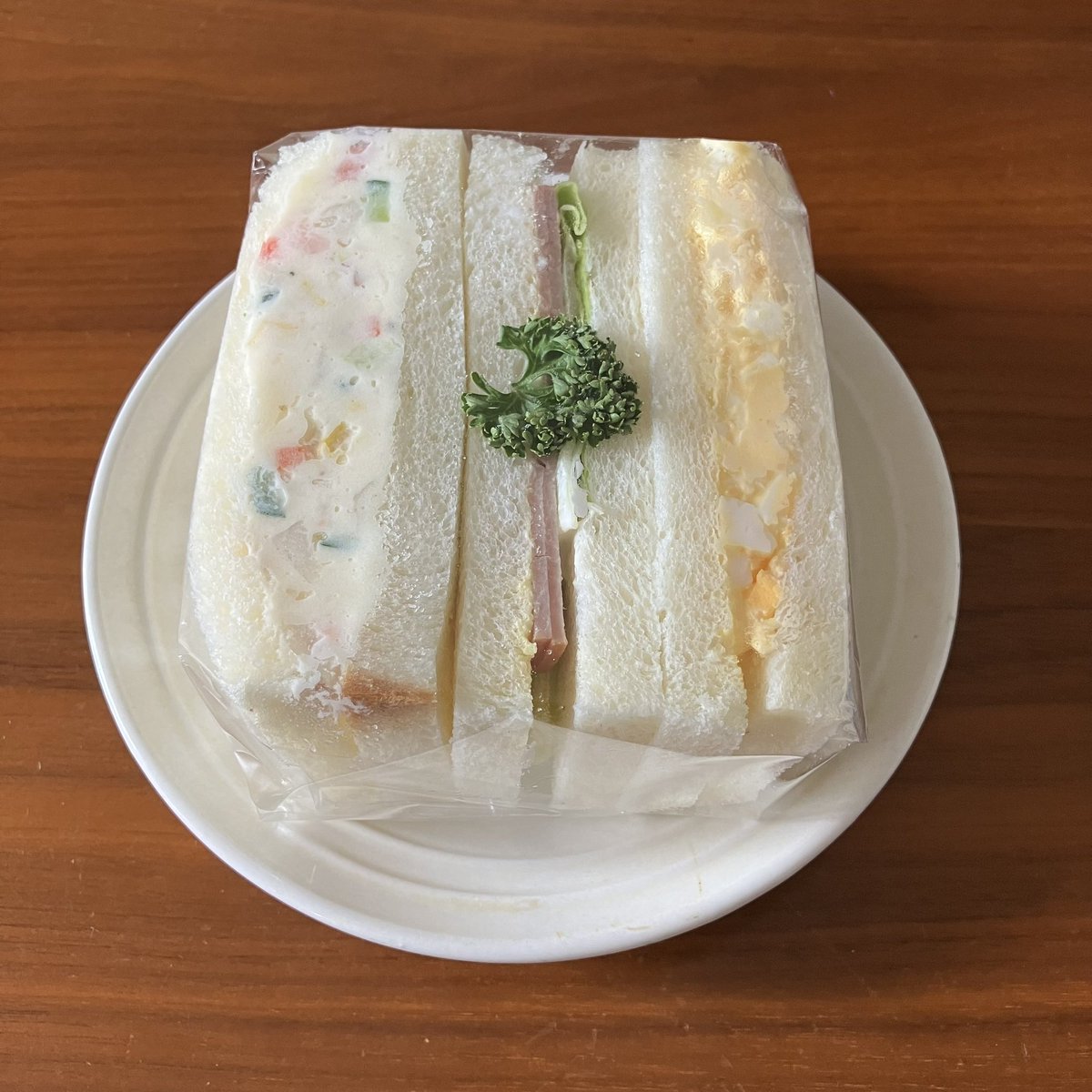 昨日、バイトから帰ってきた息子が嬉しそうにしていた。
「今日はね、サンド系がよく売れてさ、帰る時にはほぼなくなったんだよ」
「俺が作ったやつだったから嬉しかった！」

それを聞いて食べたくなり、今日はお土産に「俺の作った三色サンド」をリクエスト。

袋詰めも綺麗だね！すごい！✨️