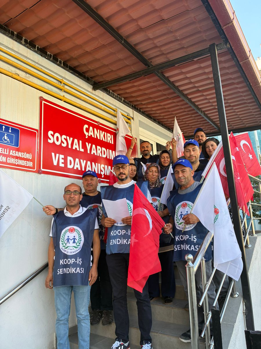 MehmetTuran1978's tweet photo. #SYDVBugünGrevde SYDV İşçisi Yanlız Değildir. @KOOPISSENDIKASI @alemdareyup @muratturkekul @metinguney10 @YCLYLDRM06 https://t.co/R59twXvipP