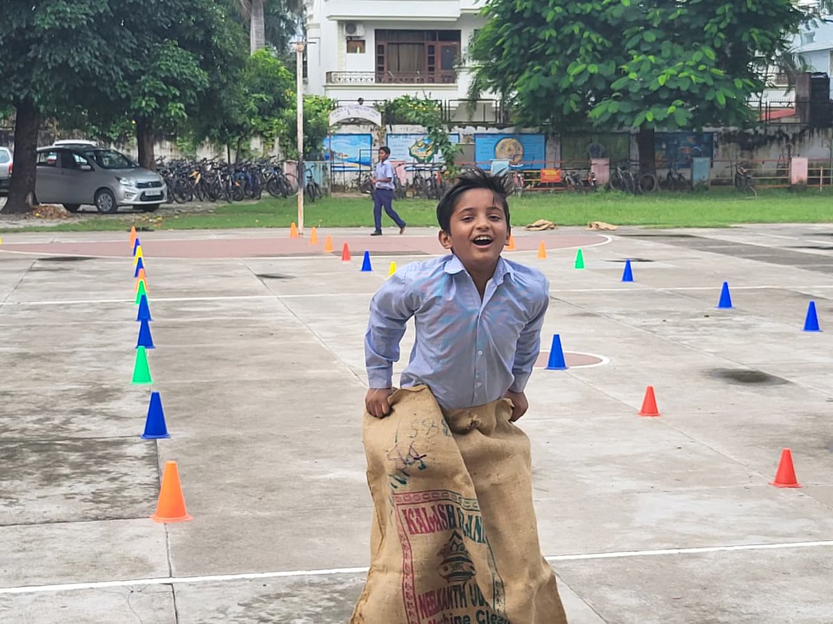SchoolEduChd's tweet image. Games teach us teamwork, discipline &amp;amp; joy. On Sports Day, we celebrate this spirit &amp;amp; remember Major Dhyan Chand — the legend who made India shine through hockey. 🇮🇳🏑 #SportsDay #DhyanChand
#Talks
#kheloINDIA 
@EduMinOfIndia 
@DselEduMinistry 
@chandigarh_admn