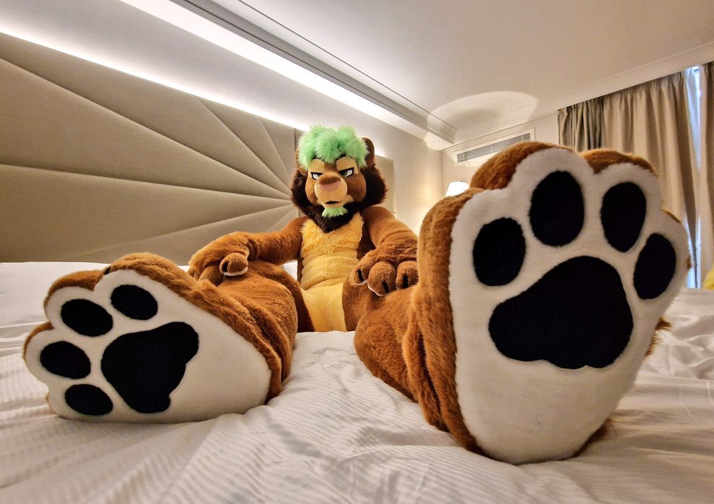 Wuffpaw's tweet image. Oh, it’s #Pawgust and #FursuitFriday 

I guess I know what I got to do then! Paws paws paws!!! 🐾🦁💚🐾🦁💚