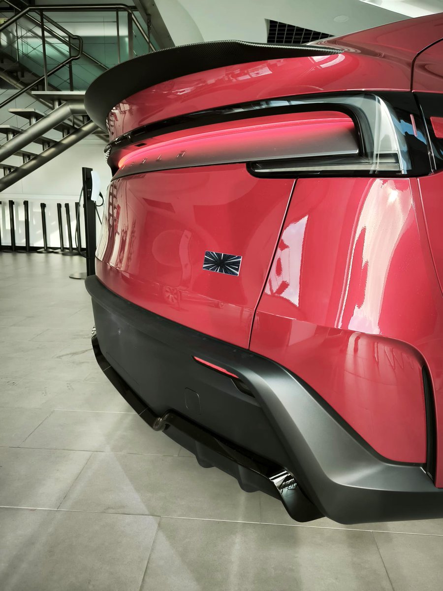 📸 Fotos do Novo Model Y Performance no Service Center de Belas. Lindo lindo… e em vermelho 🔥🔥🔥

Obrigada ao membro que partilhou as fotos connosco. 🙏🏻