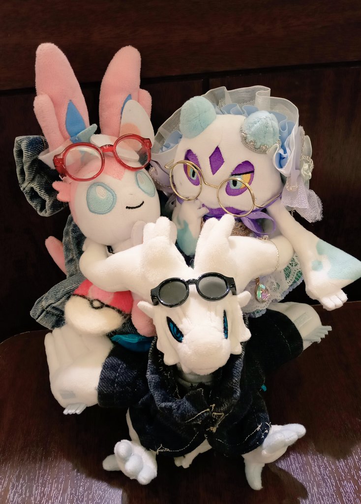 本日のデートのお相手は、お嬢様ユキメノコ（<a href="/withghostfit/">お嬢様ユキメノコ</a>）のトレーナーでした🫶

その前に…
チョコミン党のわたくしたち、チョコミント飲み物とケーキ🍰が食べられるカフェでひとやすみ😊

ユキメノコさん、最近伝説ポケに乗るのが趣味だそうで…レシラムくんが餌食にw
ニンフィアも一緒におんぶ！