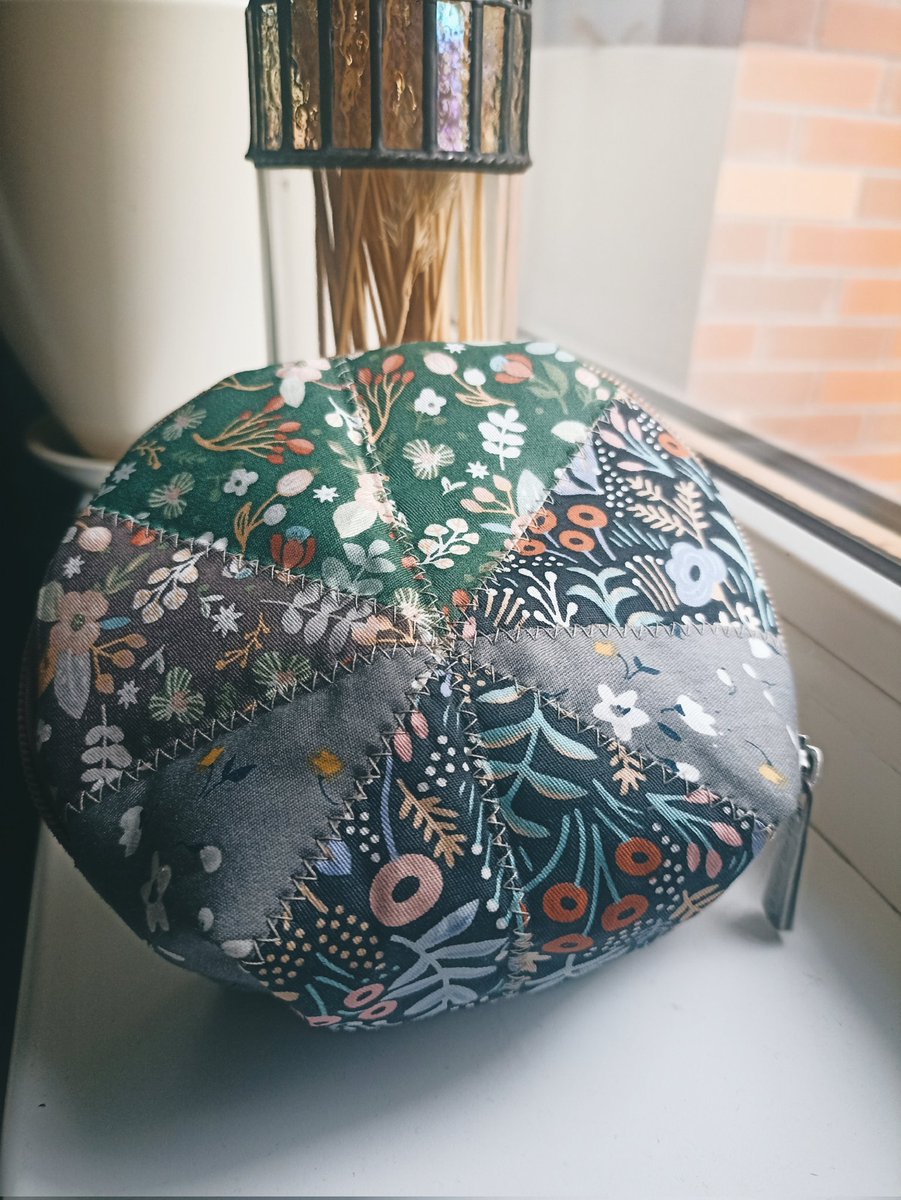 Сколько косметичек мне нужно сшить, чтобы убедиться, как делать НЕ НАДО
Пока недостаточно, видимо 👿