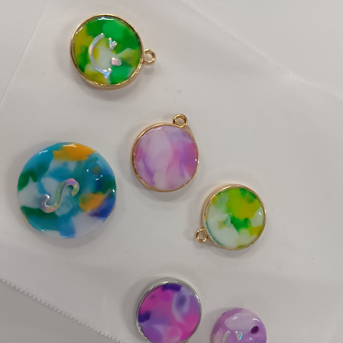 そろそろ８月も終わりに近づいていますがまだまだ外は暑いです。水分補給しながらスタッフ、利用者様元気に作業されています！

さて、本日は授産品を制作しました。

まだ制作途中のものや完成したものなど利用者様が一生懸命に制作したものたちが

たくさん出来上がりそうです♪