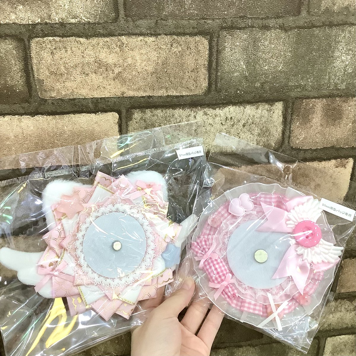 💎商品紹介💎 57mm用ロゼット缶バッジケース💫🪽 天使の羽がゴージャス