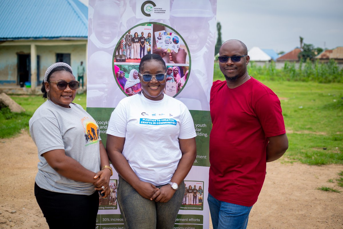 FranceInNigeria's tweet image. Throwback| With support from @FranceInNigeria, @ecocykle followed up with women beneficiaries in Uke, Nasarawa.
From recycled jewelry ♻️ to repurposed paper bags🌱💼, women are sustaining green skills and building livelihoods.💚🇫🇷🇳🇬
#WorldEnvironmentDay
#WomenLead
#Sustainability