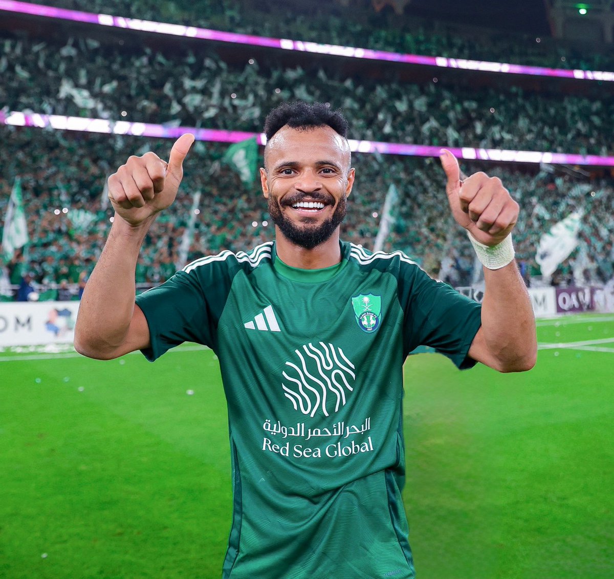 بدع علي مجرشي ورفعوه فوق واعطوه القاب   مباره  واضح الارهاق على اغلب اللاعبين. ونزلو الشله سب وانتقاعد  يا هوووه ترونه بشر   مايحطم  لاعبي الاهلي الا فئه من جمهور الاهلي.