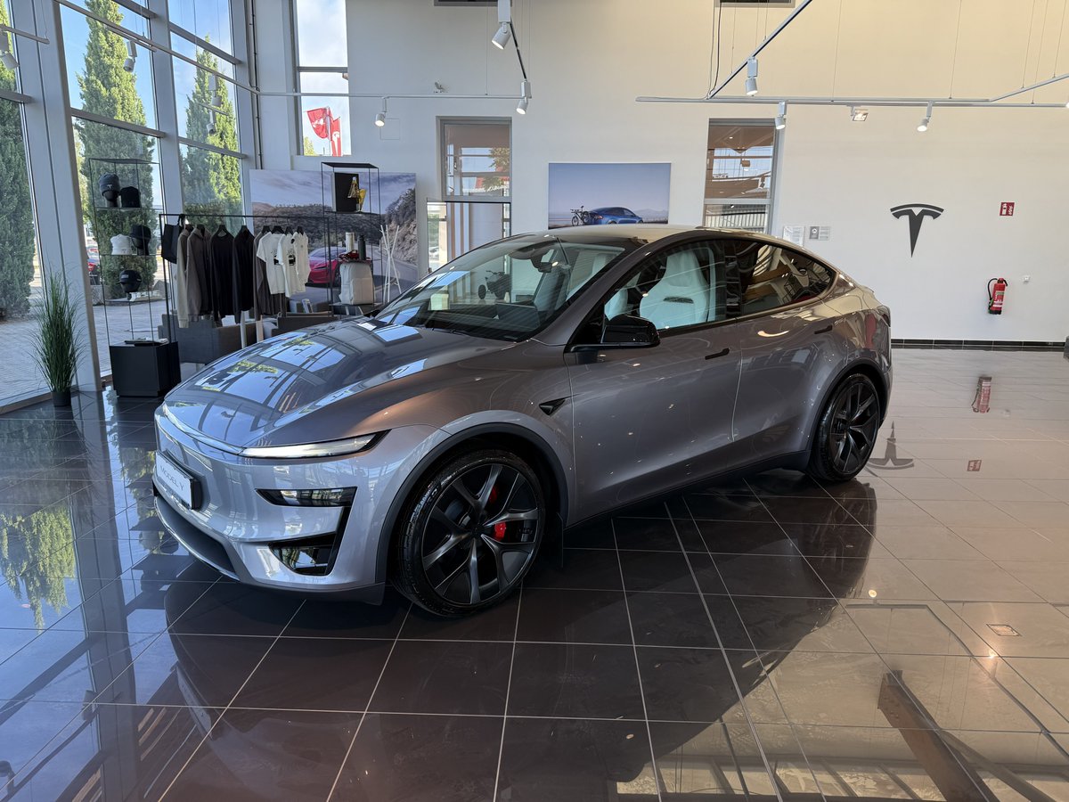 The Tesla Newswire tweet media