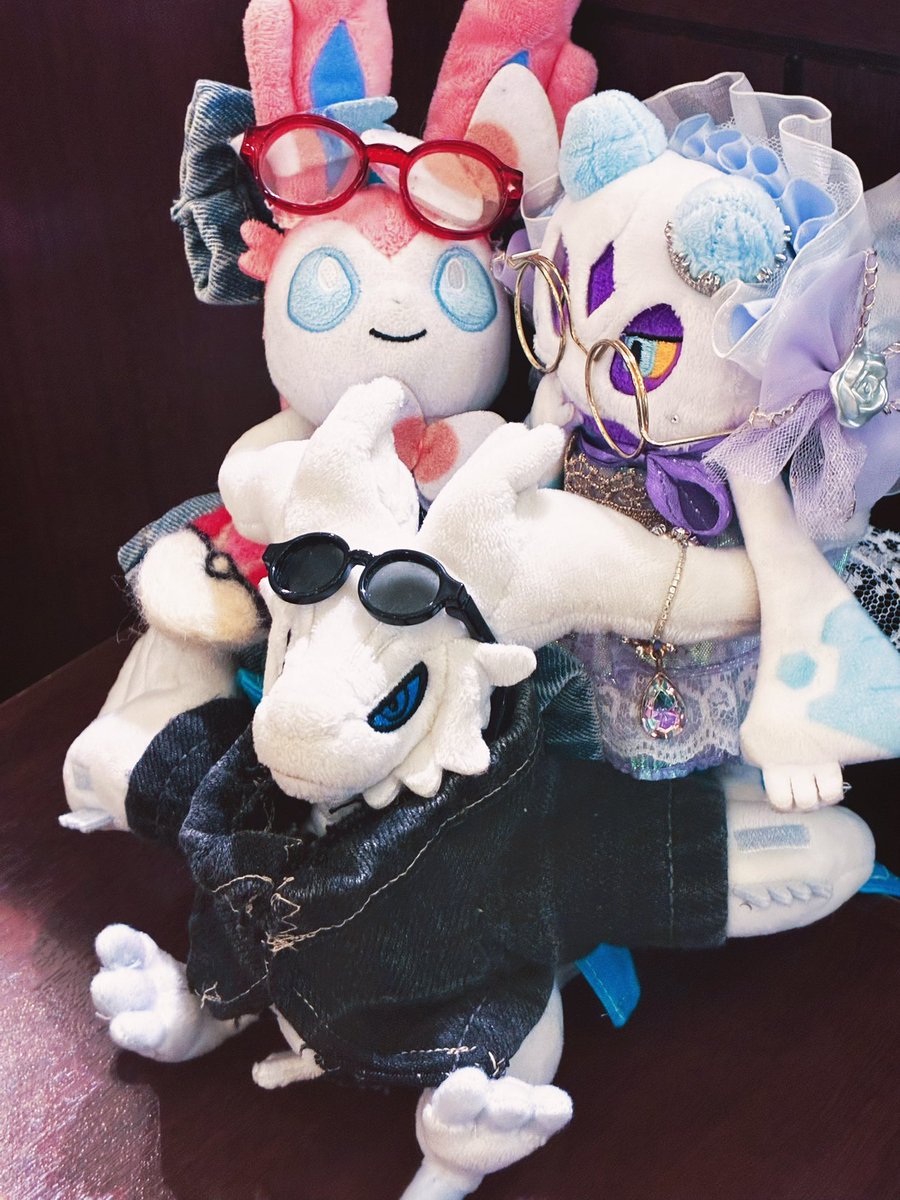 グリーティング前にチョコミントでひと休み🍫🌱

ジェシカさんのレシラムくんに乗せてもらいました
みんなメガネでかわいい👓

#ポケモンfit
#ポケぬいカフェ部