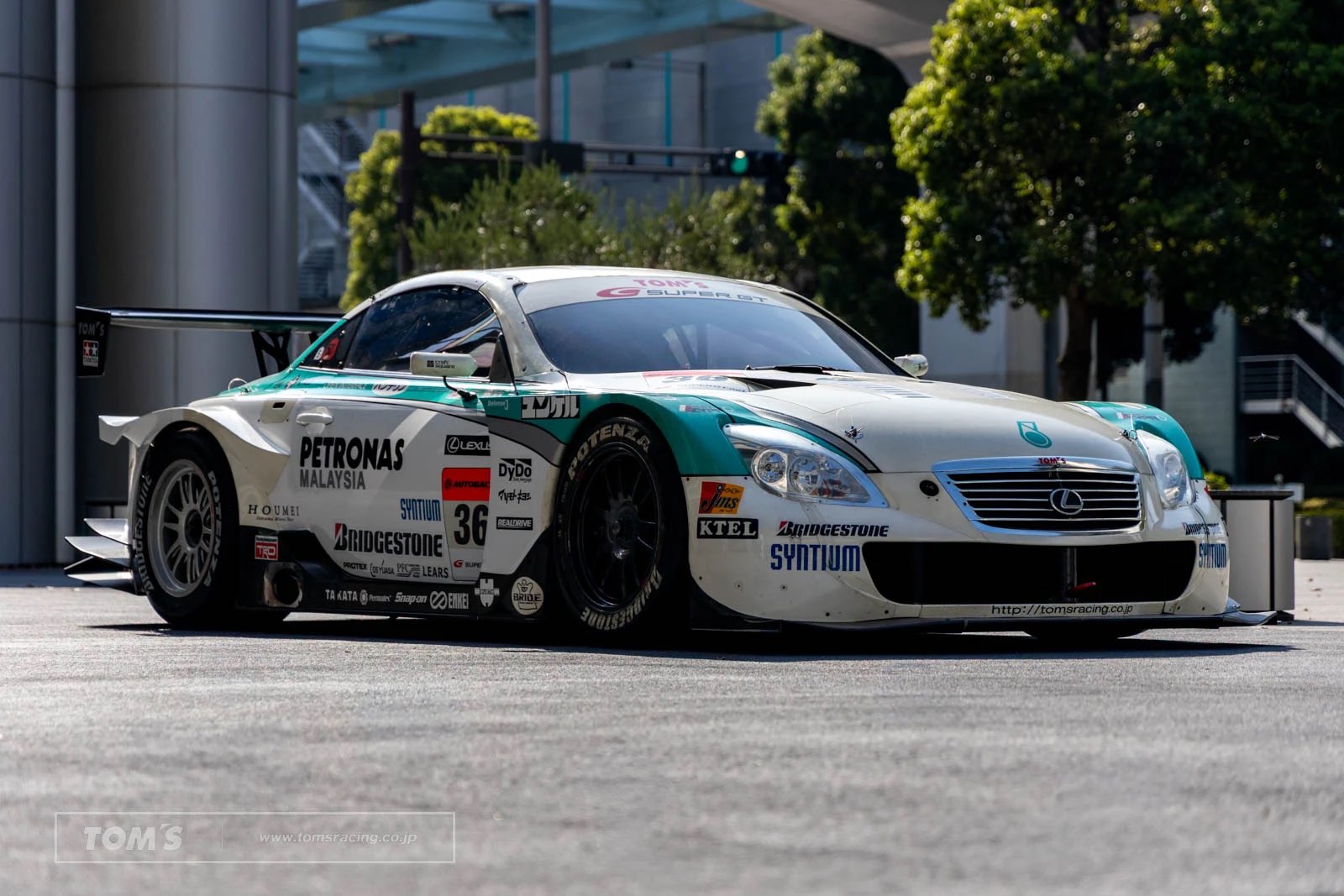 【直筆サイン入り】 PETRONAS TOM'S SC430 SUPER GT Amazon.co.jp: サイン入り 1/43 エブロ EBBRO 44277 SUPER GT