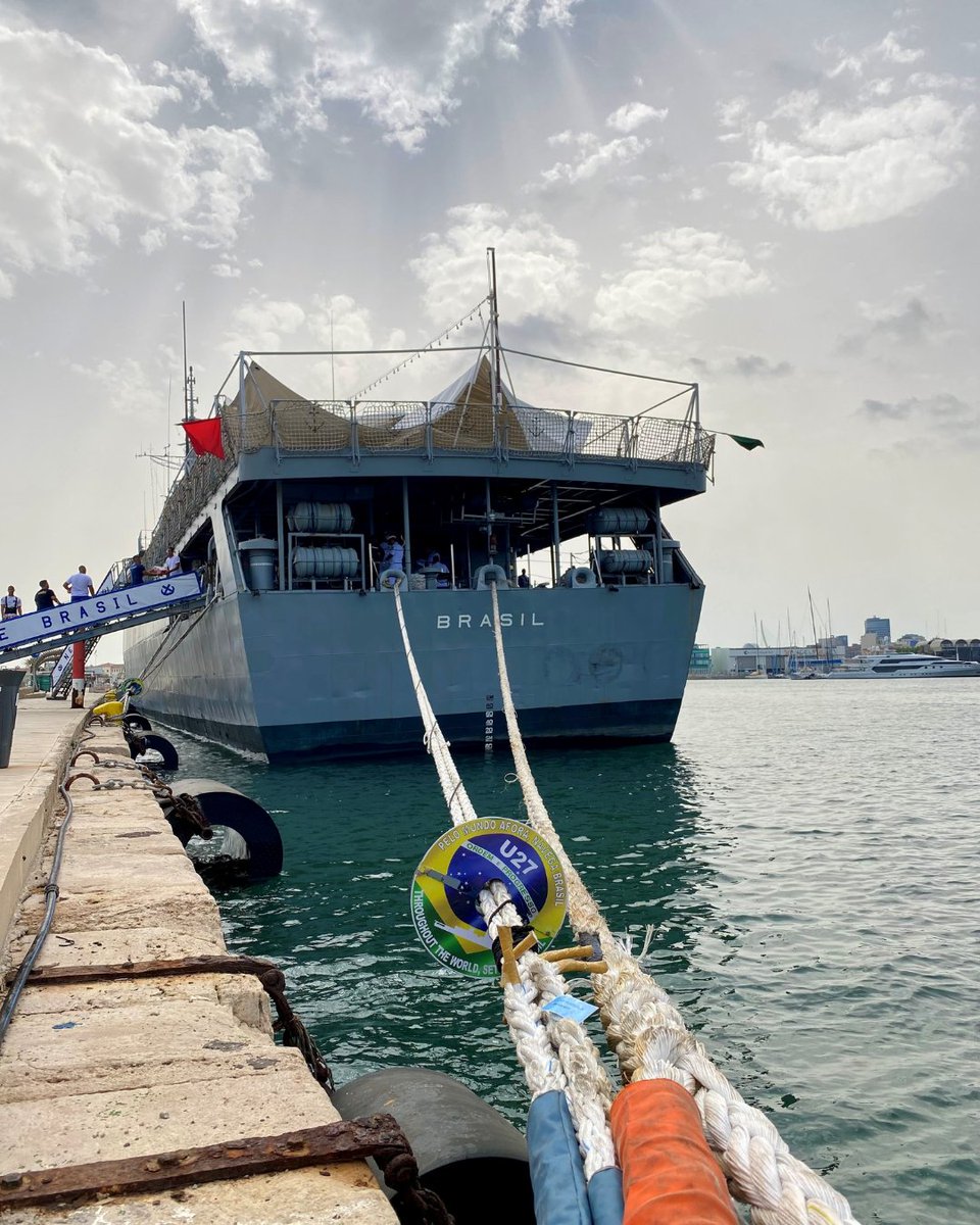 Acogemos al buque escuela ‘Brasil’ (U-27) de la marina brasileña, una fragata botada en 1983, con 129m de eslora. Alcanza los 30 nudos y cuenta con una tripulación de 200 marineros.
Su visita a Valencia está programada como parte de su viaje de instrucción de guardiamarinas.