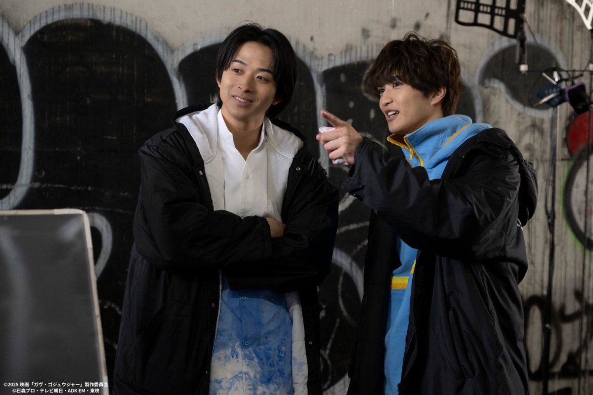 #映画ガヴ 𝗔𝗟𝗕𝗨𝗠 📷꙳
═══════════

冒頭シーンの撮影中🎬
こちらも休憩中は仲良くおしゃべり💫
二人の視線の先は...？

#映画ガヴゴジュウジャー は
上映終了間近💥劇場で待ってるよ‼️

上映劇場はこちら⏬
toei-screeninginfo.azurewebsites.net/theaterlist/02…

#知念英和 #澤本夏輝(#FANTASTICS)